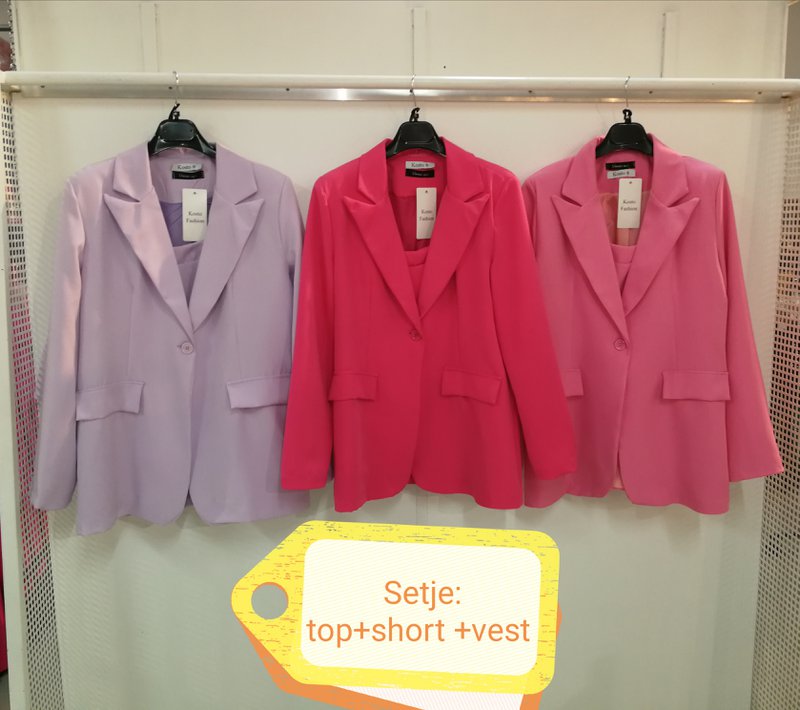 Tuta intera corta con top e giacca per un look business sportivo