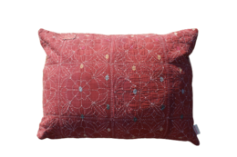 Vintage Kantha cushion cover in a deep red color, featuring intricate embroidered patterns. Measures 50x70 cm.
