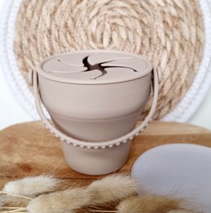 Zusammenklappbarer Snackbecher aus Silikon mit Deckel - Sand