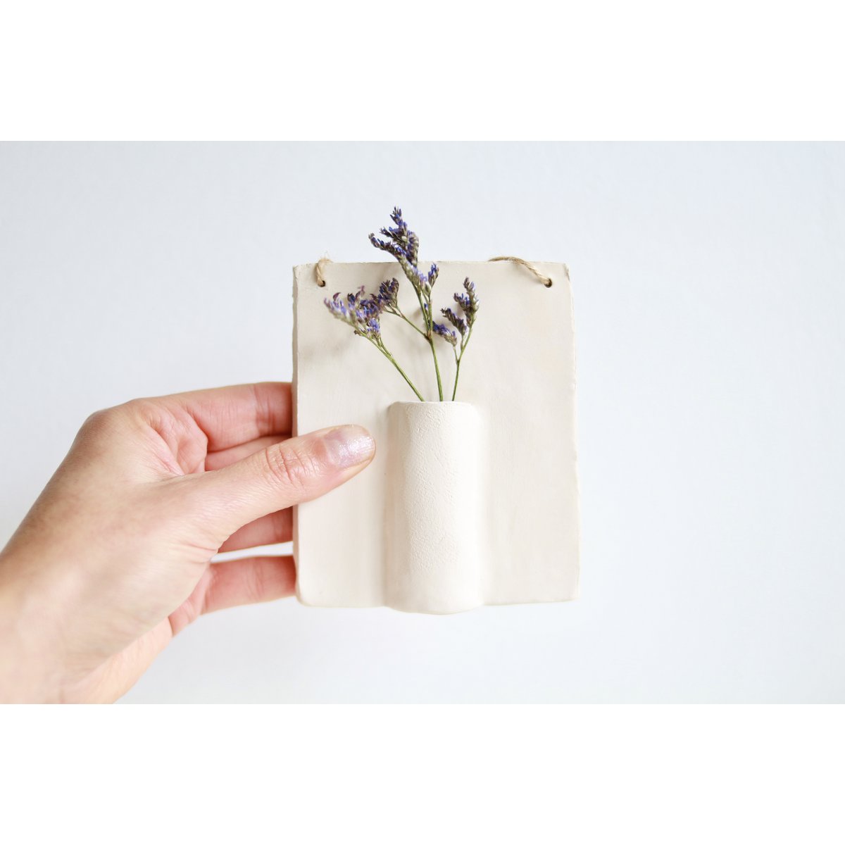 Wandhanger van keramiek met droogbloem