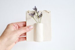 Appendiabiti da parete in ceramica con fiore essiccato