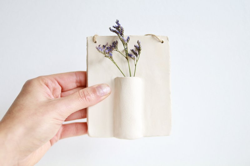 Appendiabiti da parete in ceramica con fiore essiccato