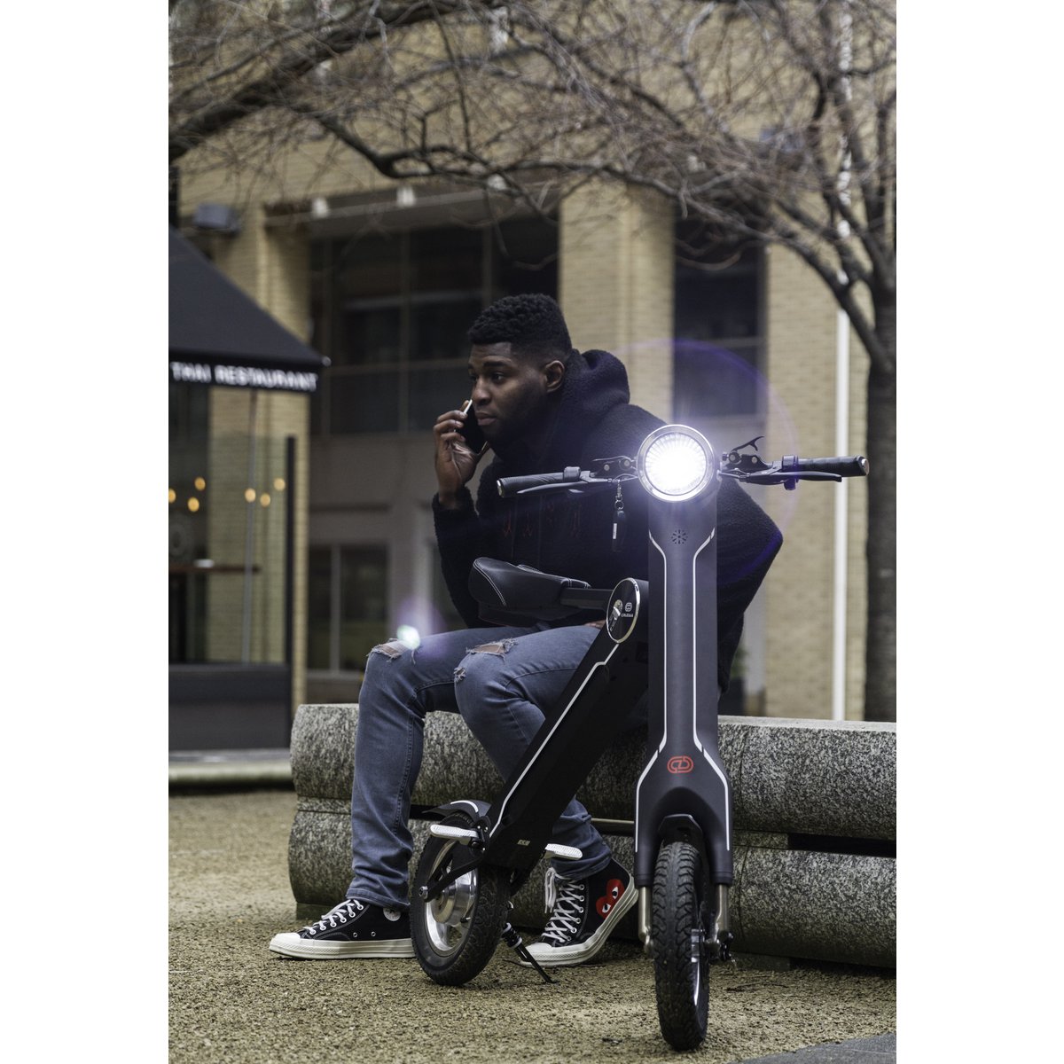 De officiële exclusieve Cruzaa E-Scooter Carbon Black