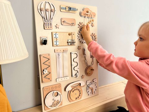Holzbett für ein Kleinkind-Beschäftigter Vorstand