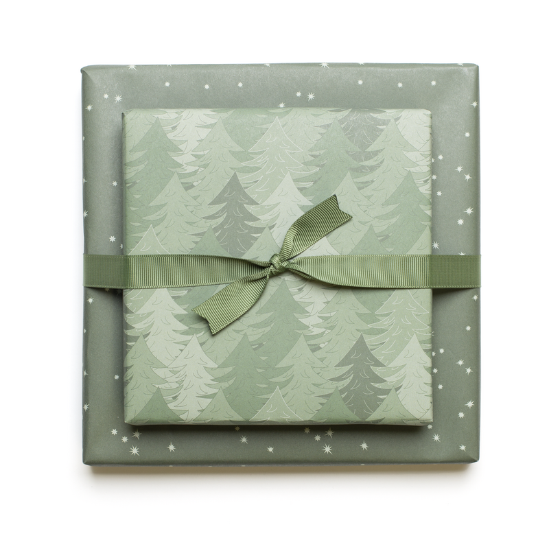 Carta da regalo natalizia sostenibile verde, carta da regalo Alberi di Natale e stelle - carta da regalo fronte-retro realizzata con carta riciclata al 100%.
