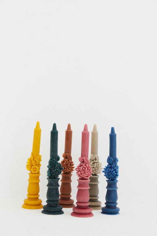 Candela in cera d'api grezza con fiori