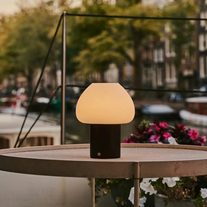 Drewniana lampa Fynn w kolorze ciemnobrązowym