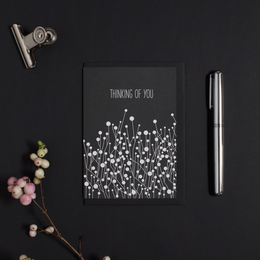 Prosta kartka żałobna „Thinking of You” w kolorze czarnym - stylowa kartka kondolencyjna wykonana w 100% z makulatury