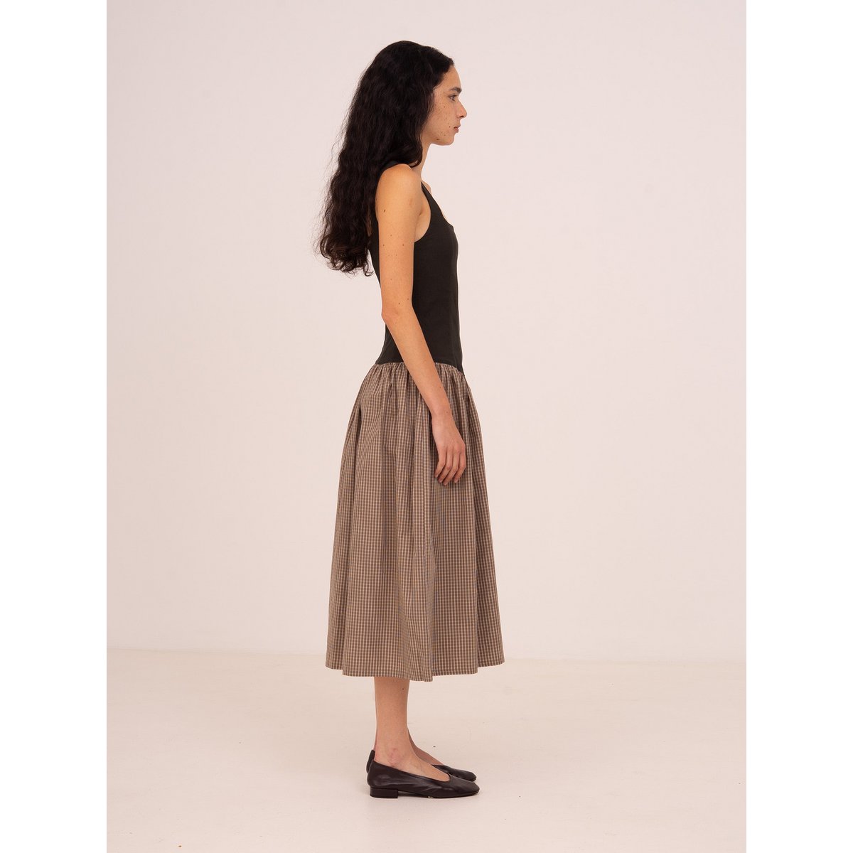 Robe mi-longue à carreaux marron avec corsage contrasté Rove