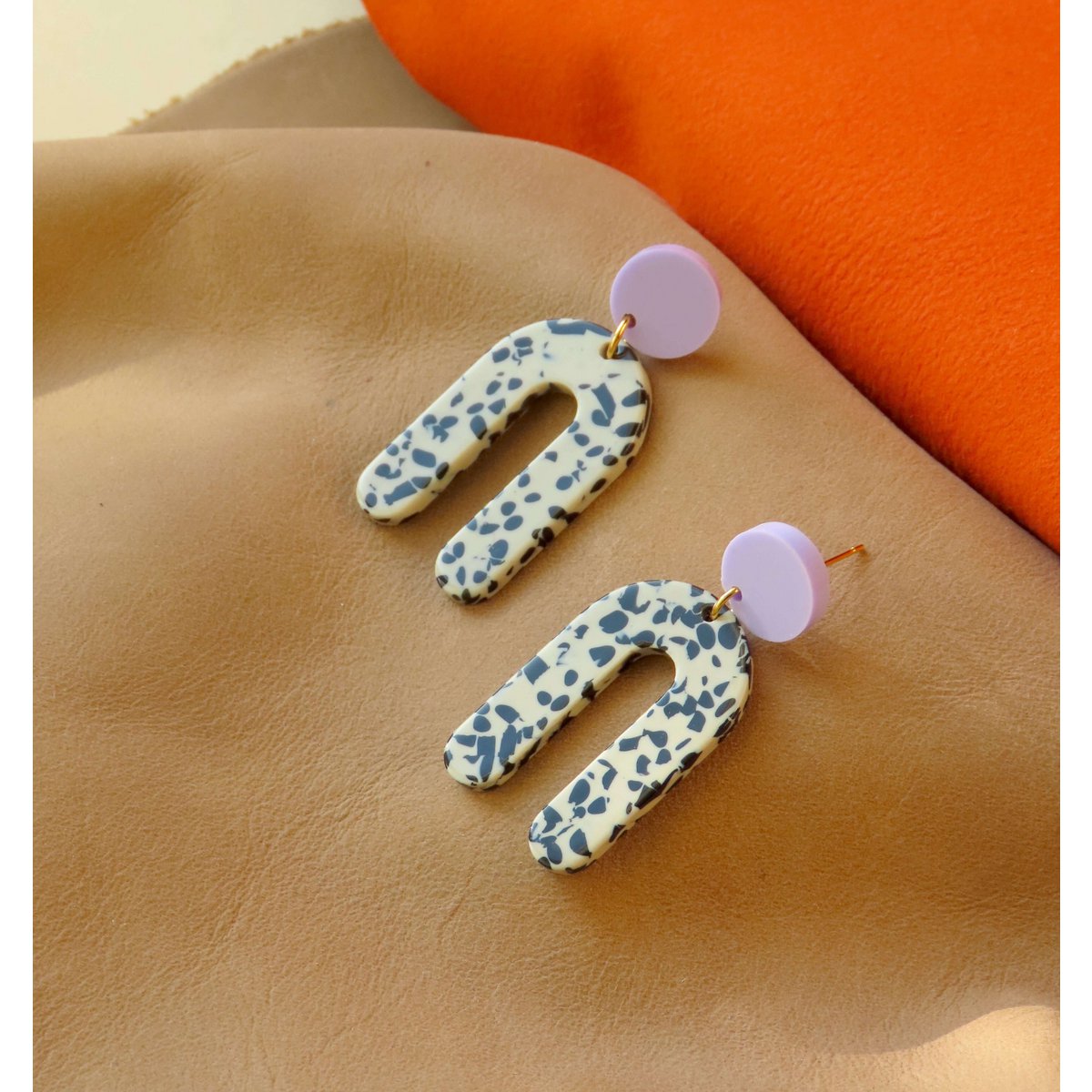 Slim Greige Dots Bows Déclaration Ohrringe