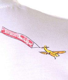 T-shirt blanc avec imprimé sur la poitrine