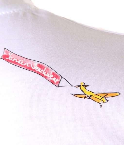 T-shirt blanc avec imprimé sur la poitrine