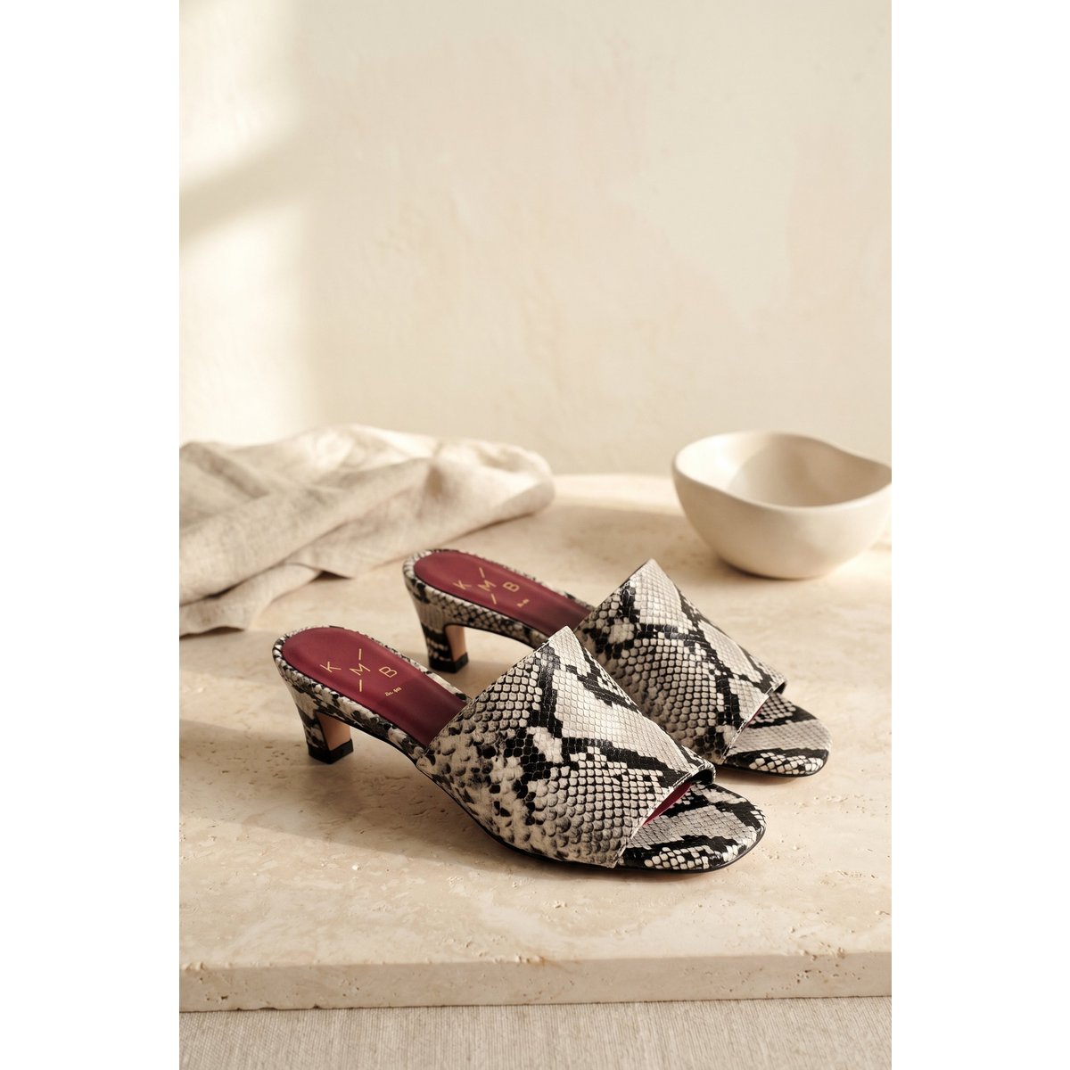 VIVIAN OFF WHITE – Mules aus Leder mit Schlangenprägung und diagonalem Kitten-Heel