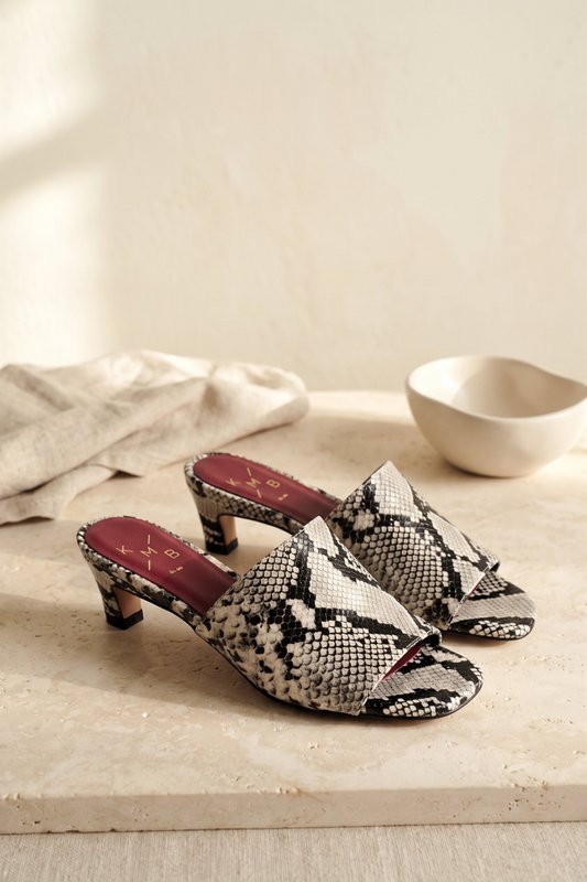 VIVIAN OFF WHITE – Mules aus Leder mit Schlangenprägung und diagonalem Kitten-Heel