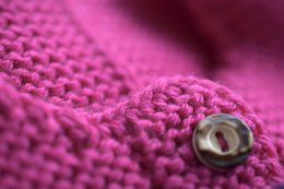 Cardigan til nyfødte og babyer lavet af 100% merinould - Alpenrose - Den perfekte gave til en fødsel