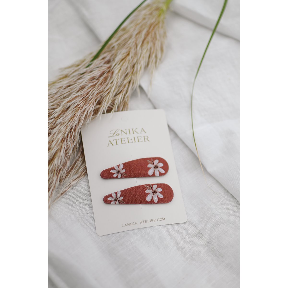 Terracottabruine haarclips met bloemen voor meisjes en dames