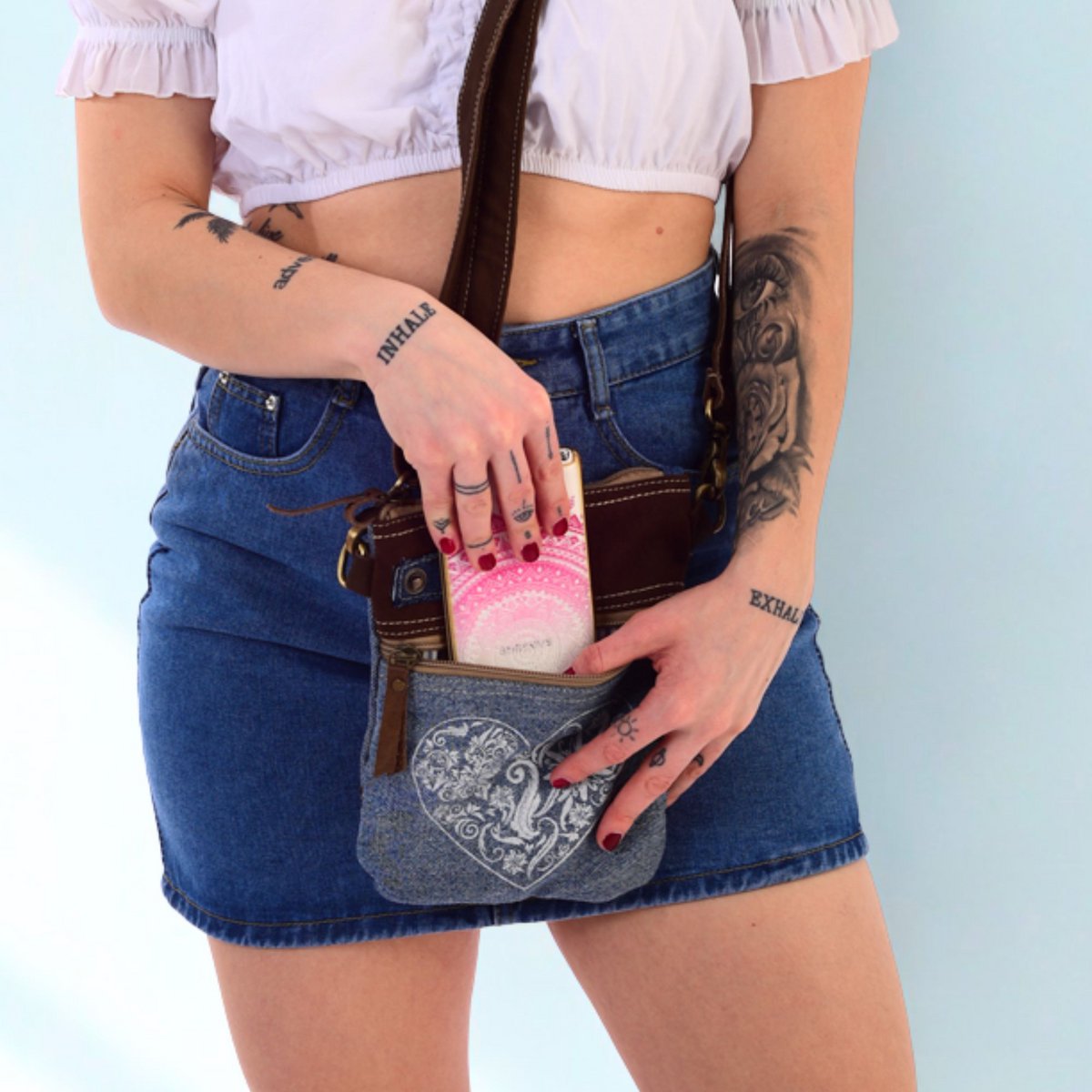 Domelo traditionele tas dames schoudertas. Dirndl schoudertas gemaakt van upcycled jeans en canvas en leer. Handtas in traditionele stijl met hartjesprint. Crossbodytas voor dames als Oktoberfest-accessoire.