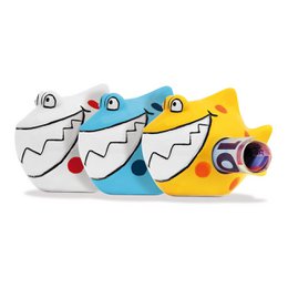Ceramic shark figurine, 3-fold design, available in white/blue/yellow colors, measures 4x3x4cm.