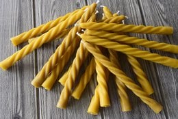 Twisted Beeswax Taper Candle - Ren bivoks og bomuldsvæge
