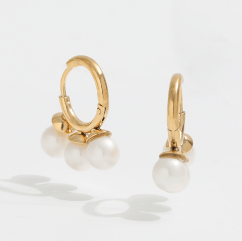 Kiril – Gold-Huggie-Ohrringe mit drei Perlenreihen