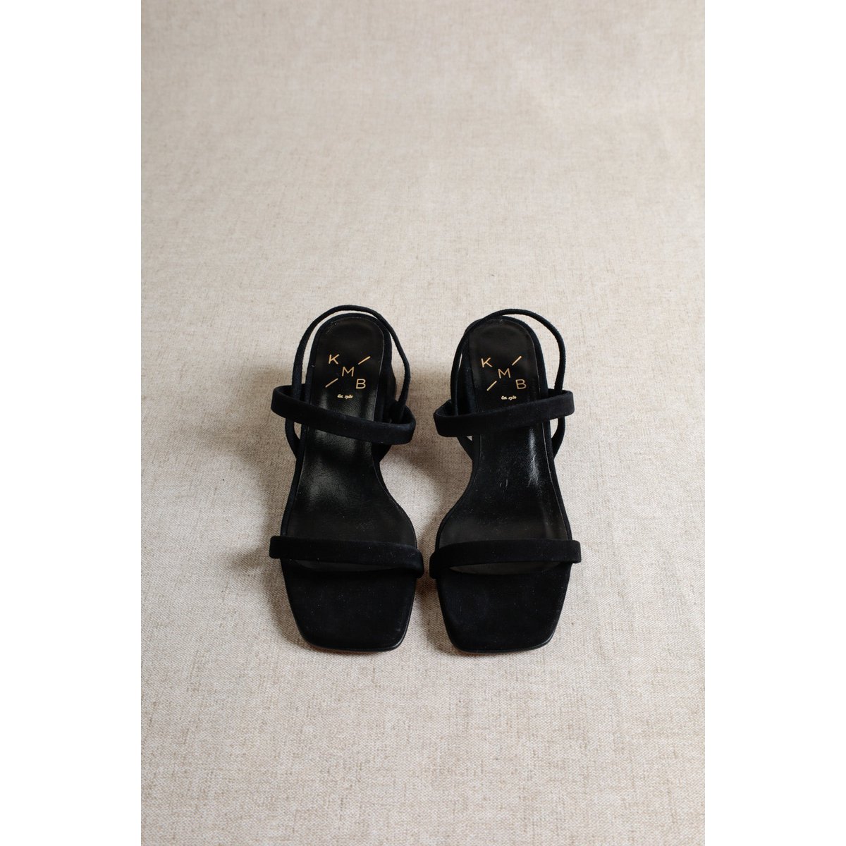 POPPY BLACK – Suède sandalen met blokhak