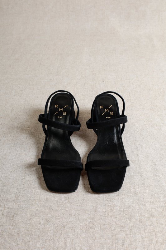 POPPY BLACK – Suède sandalen met blokhak
