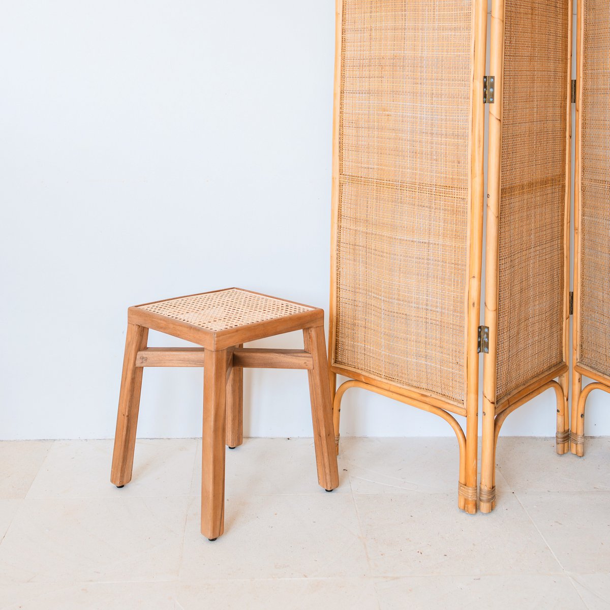 Holzhocker – Massiver rechteckiger Hocker – Handgefertigter quadratischer Hocker aus Regenbaumholz mit geflochtener Rattan-Sitzfläche SUBANG