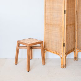 Holzhocker – Massiver rechteckiger Hocker – Handgefertigter quadratischer Hocker aus Regenbaumholz mit geflochtener Rattan-Sitzfläche SUBANG