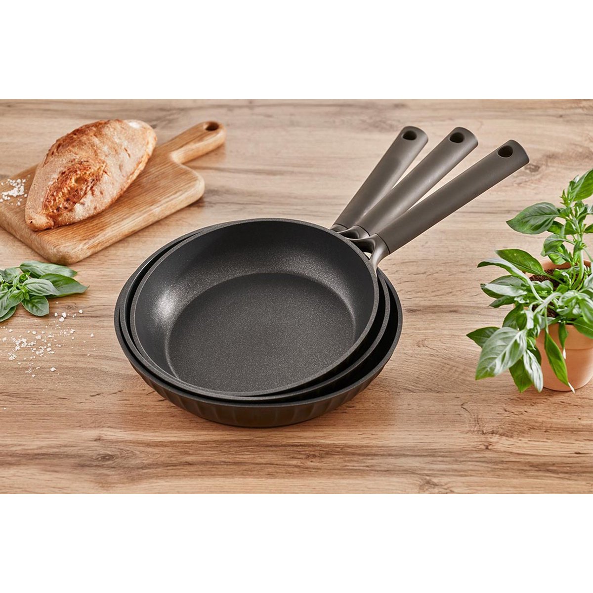 RESTO Koekenpan Ø24 cm Ascella 94009 – Zwart – PFAS-vrije Antiaanbaklaag – Geschikt voor Inductie & Alle Warmtebronnen – Gerecycled Aluminium