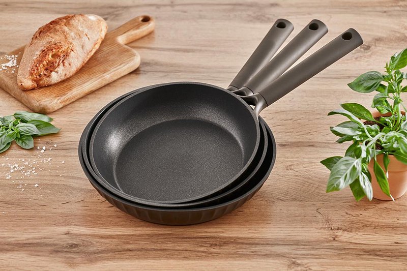 RESTO Padella Ø24 cm Ascella 94009 – Nera – Rivestimento Antiaderente Senza PFAS – Adatta per Induzione e Tutte le Fondi di Calore – Alluminio Riciclato