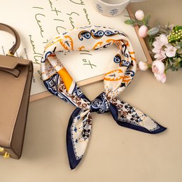 Firkantet tørklæde 70x70 polyester silkeeffekt vintage chikke blomstermønstre