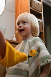 Poncho con cappuccio in spugna di cotone per bambini Lola Lemon
