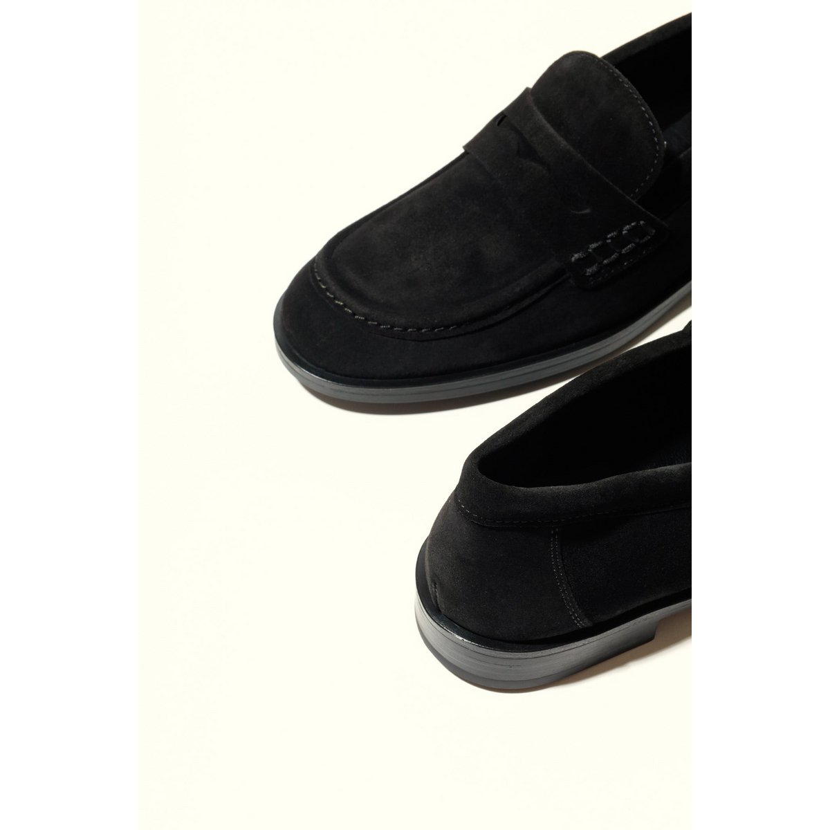 EMILIA BLACK – Penny-Loafer aus Wildleder VORBESTELLUNG