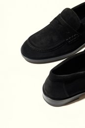 EMILIA BLACK – Penny-Loafer aus Wildleder VORBESTELLUNG