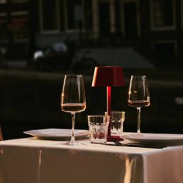 Lampe de table rechargeable rouge Ava Berry