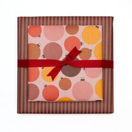 Weihnachtsgeschenkpapier mit Christbaumkugeln, edle Geschenkverpackung mit Weihnachtskugeln aus nachhaltigem Geschenkpapier Weihnachten