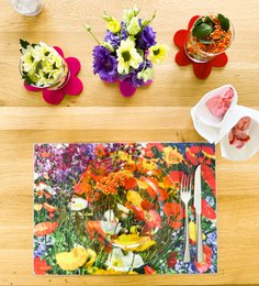 Artipics Tischsets Blumenwiese 4 Stück Platzsets Abwaschbar Kunststoff je 42 x 30 cm Sommerliche Bunte Blumen Natur Tischdeko Für Küche, Essbereich, Gäste, Drinnen, Draußen