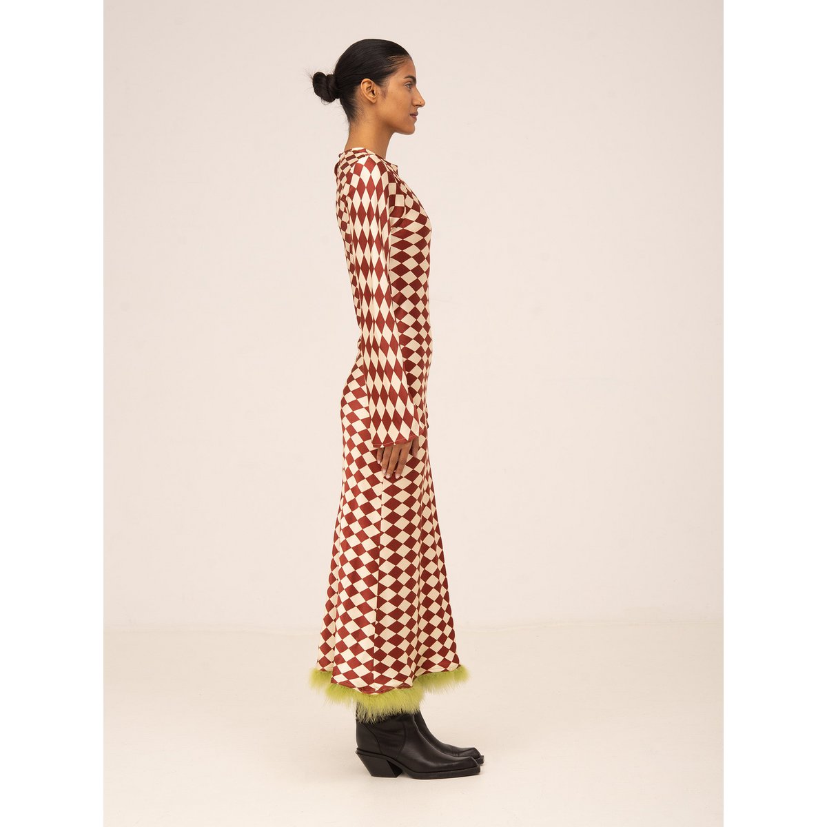 Rotes Federkleid mit Elfen-Diamantmuster