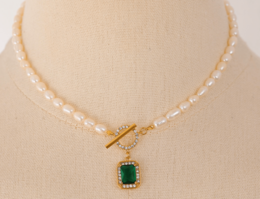 Jelena - Choker-Halskette mit quadratischem Anhänger und Saatperlen