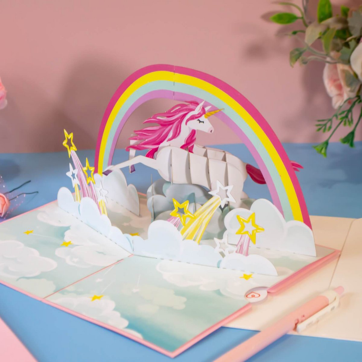 Unicorno con carta pop-up arcobaleno