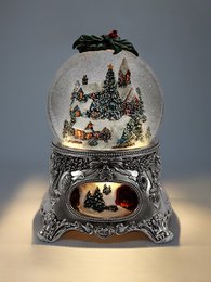Storslået "Christmas Story" Musical Snow Globe, med belysninger, Automatisk snestorm