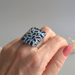Oversized ring med mørkeblå blade og cerulean blå bær, Justerbar størrelse
