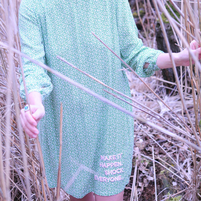 Vestido de verano %23WildBandita VERDE Viscosa estampado Leo %23StatementFashion "The Message Dress"