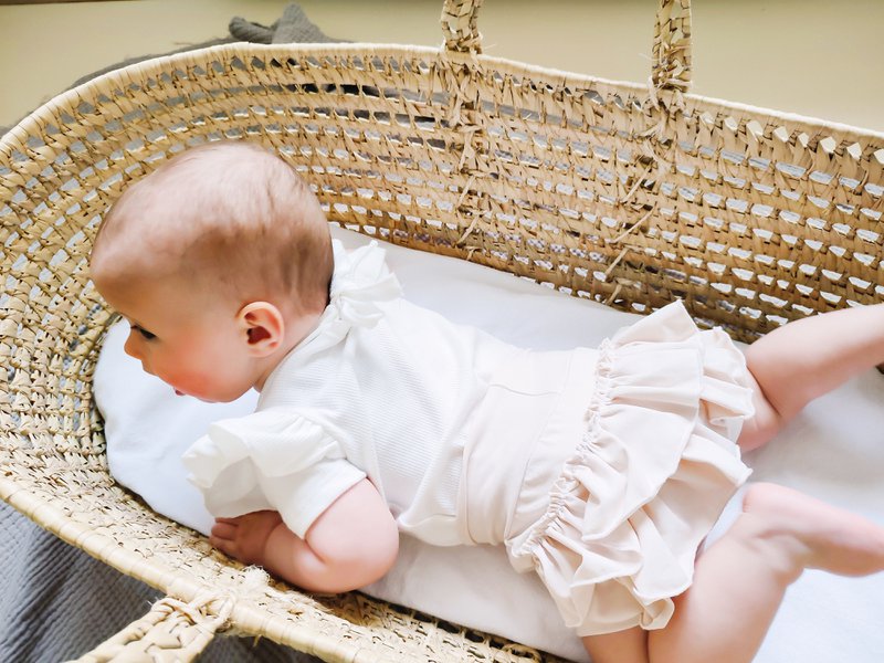 Hellbeige Bloomers mit Rüschen