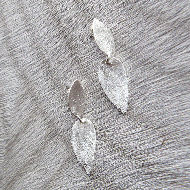 E 978 movable silver stud earrings