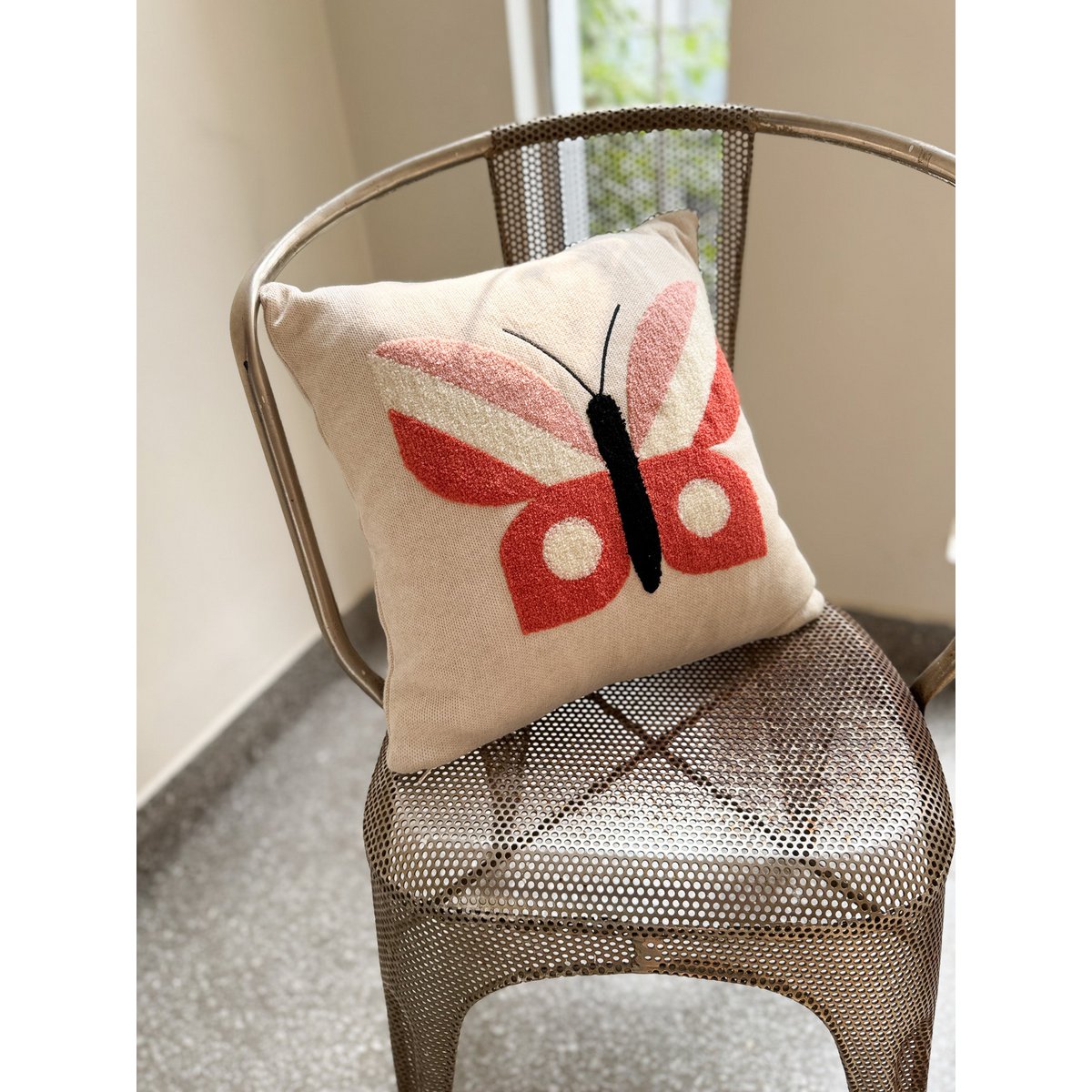 Cuscinetto farfalla rosa, morbido in cotone con ricamo punchneedle.