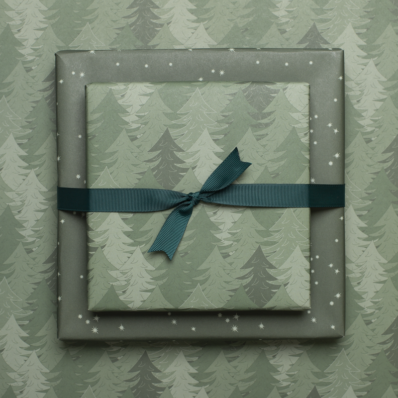 Carta da regalo natalizia sostenibile verde, carta da regalo Alberi di Natale e stelle - carta da regalo fronte-retro realizzata con carta riciclata al 100%.