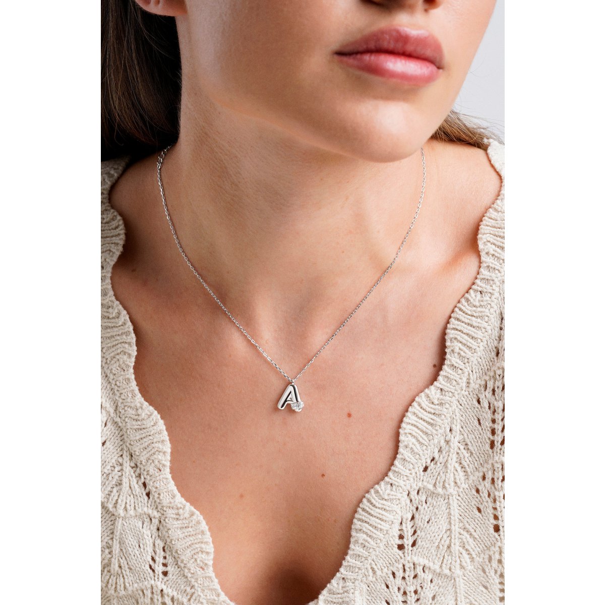 Collier avec initiale "A" avec volume, argent et ligne de zircons