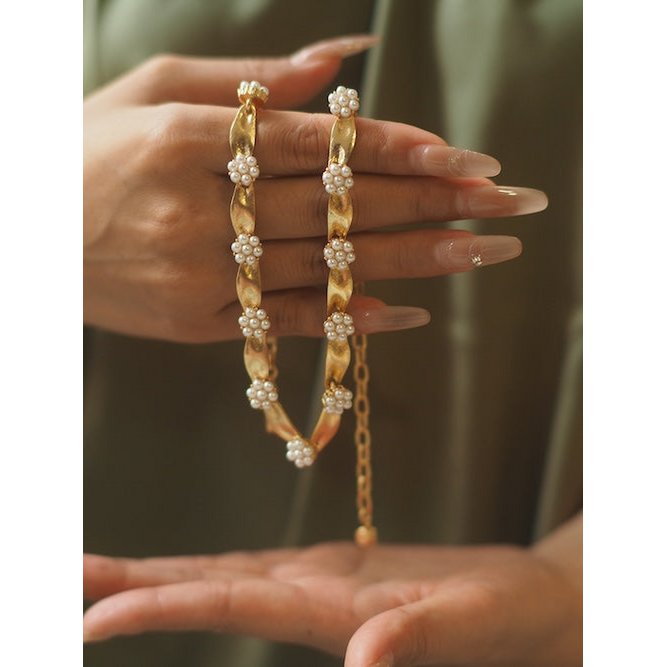 Collier ras du cou en perles et rubans d'inspiration Trifari