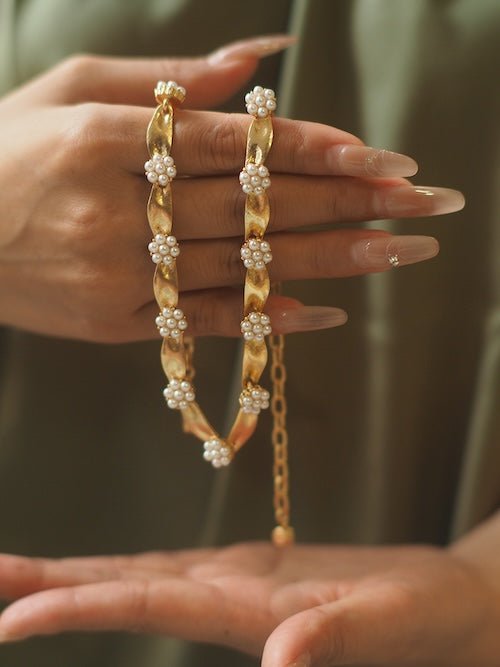 Collier ras du cou en perles et rubans d'inspiration Trifari